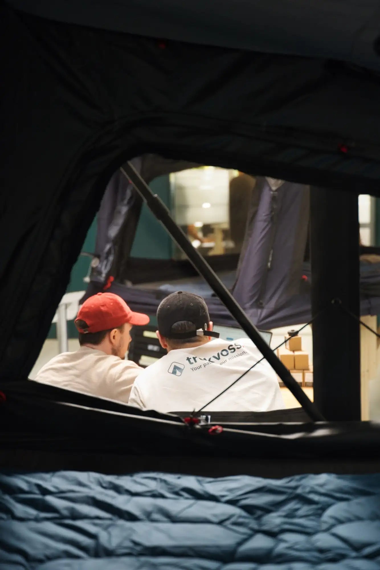 2019 Jeep Wrangler Unlimited Sahara 4x4 mit schwarzem Lederausbau und silbernen Akzenten.