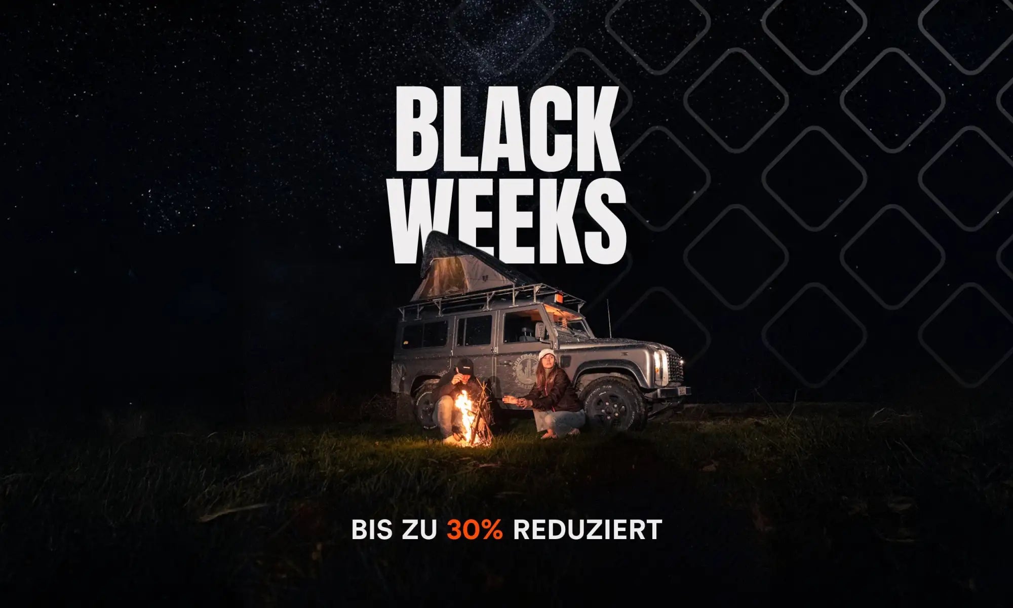 2019 Land Rover Defender 130 mit Dachzelt und Lagerfeuer.