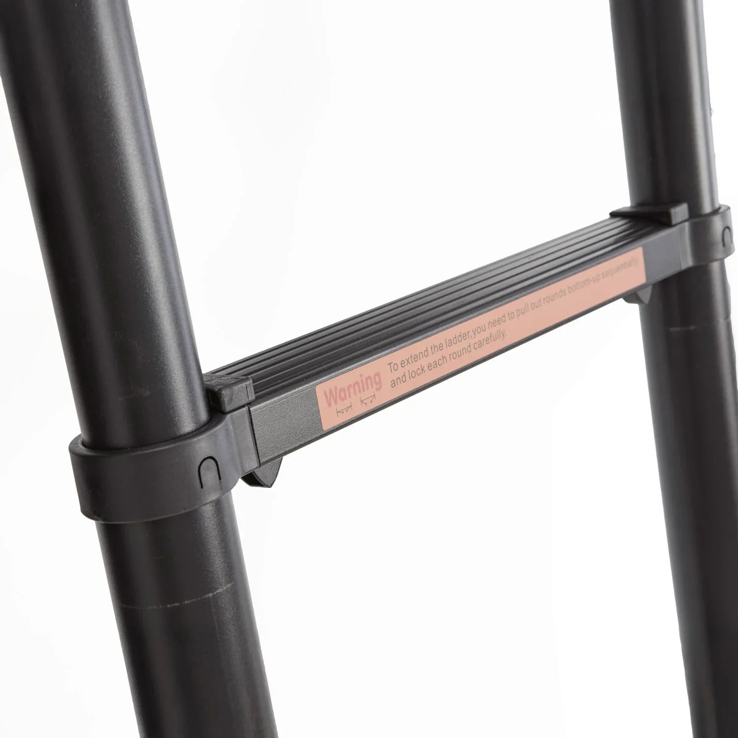 Schwarze alu-teleskopleiter 230 cm mit abgeschrägten stufen und sicherheitshinweis für klapp-dachzeltgebrauch