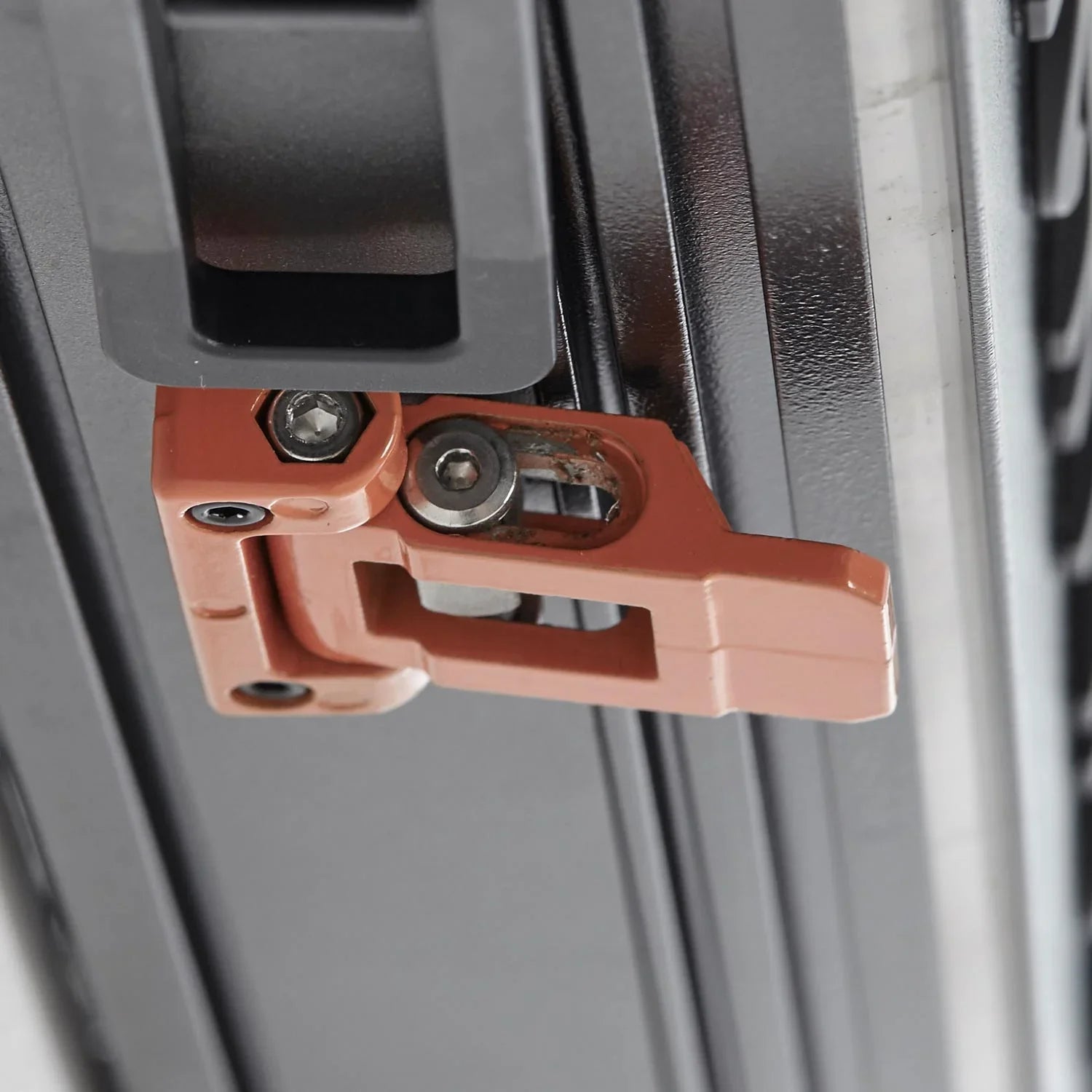 Matte orangene kunststoffverriegelung mit metallteilen an der rückseite der aluminium branch automatic automatische 2m seitenmarkise grau