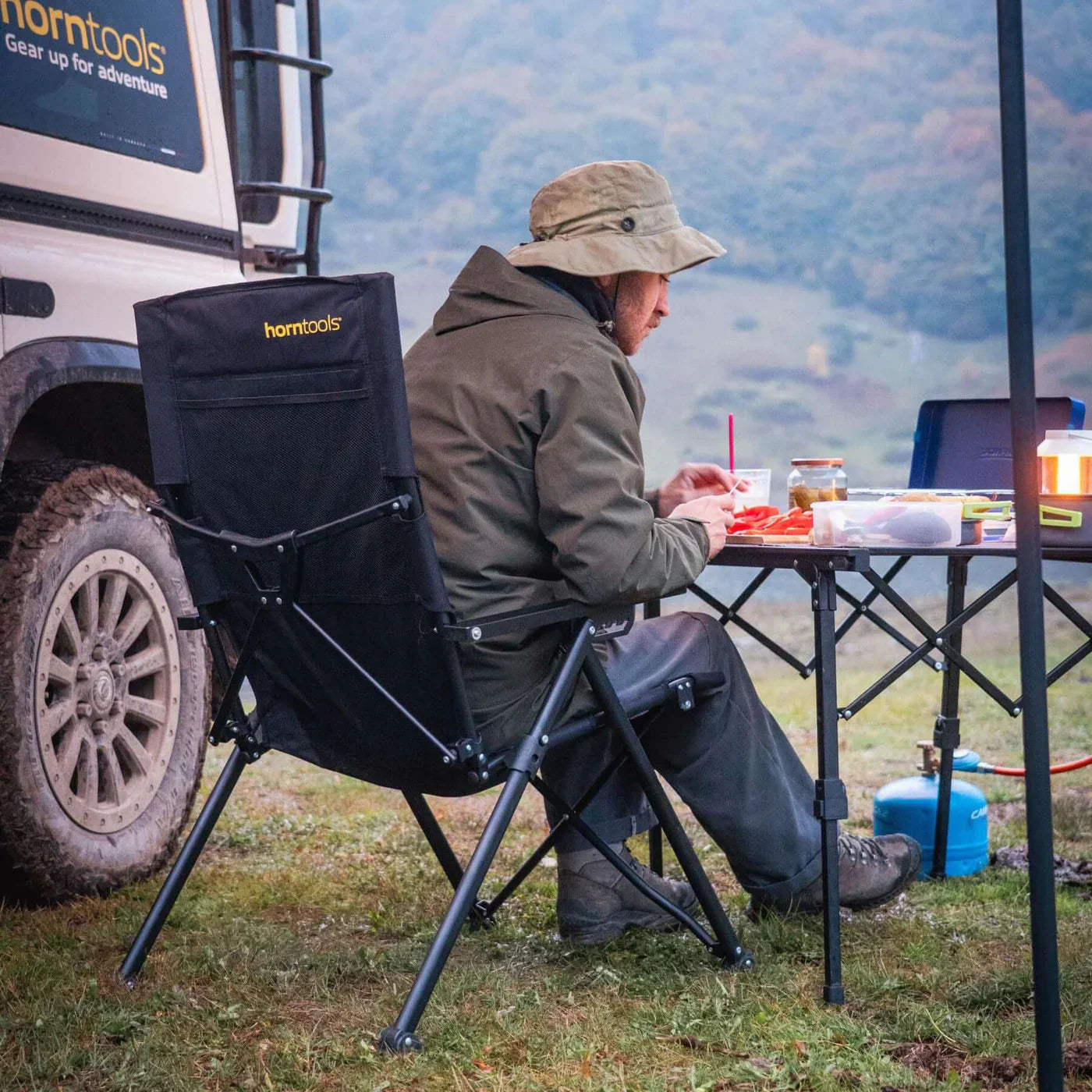 Schwarzer horntools campingstuhl recliner mit verstellbarer rückenlehne und gelber horn tools markierung auf der rückseite