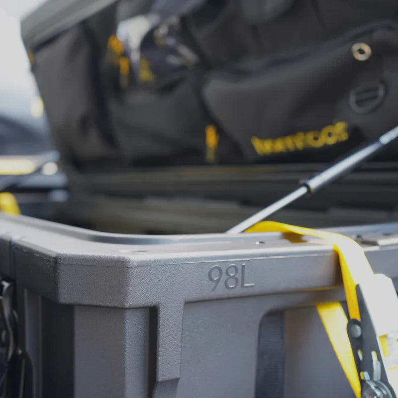 Graue horntools transportbox dachbox offroad 98 liter mit 98l gravur und gelben gurten wasserdicht