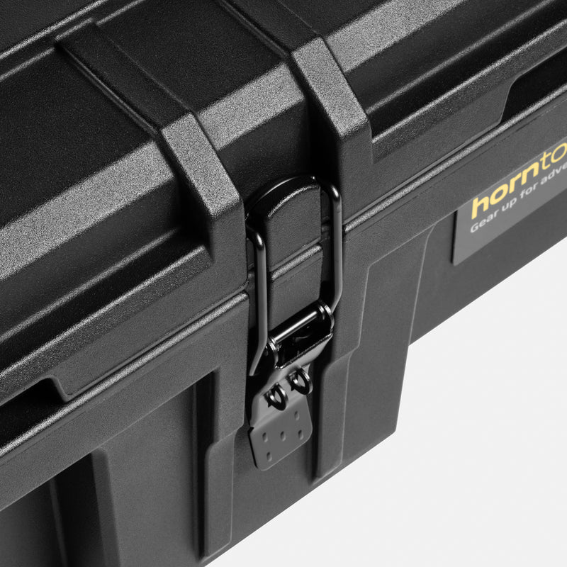 Schwarze horntools transportbox dachbox offroad 98 liter mit robustem verschluss und gelbem logo, transportbox wasserdicht