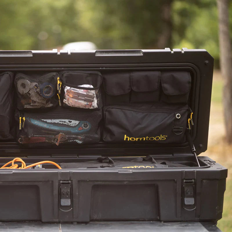 Schwarze horntools transportbox dachbox offroad 98 liter mit gelben akzenten und wasserdichten, organisierten fächern