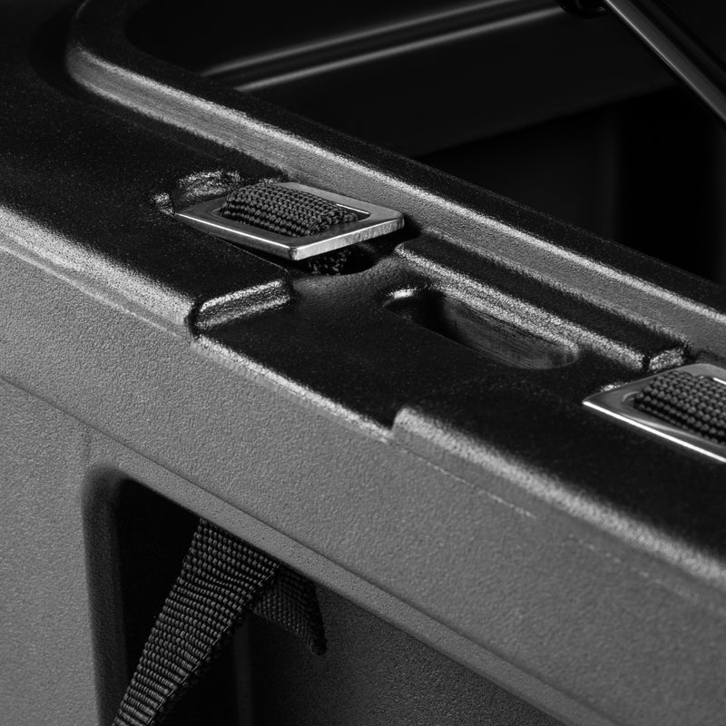 Schwarzer textilgurt mit silberner metallschnalle an horntools transportbox wasserdicht dachbox offroad 98 liter