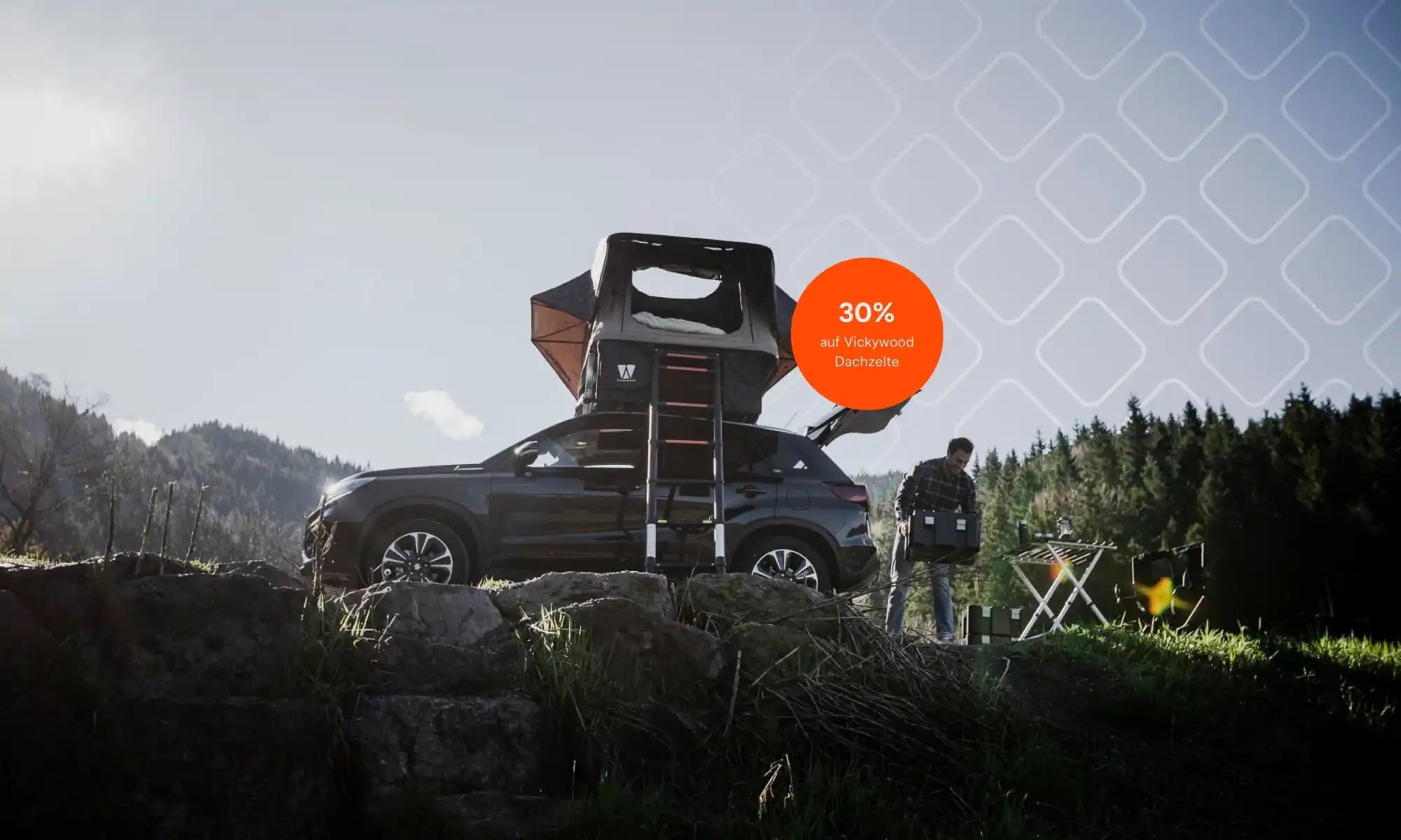 Ein Dachzelt auf einem Auto, bereit für das Camping.