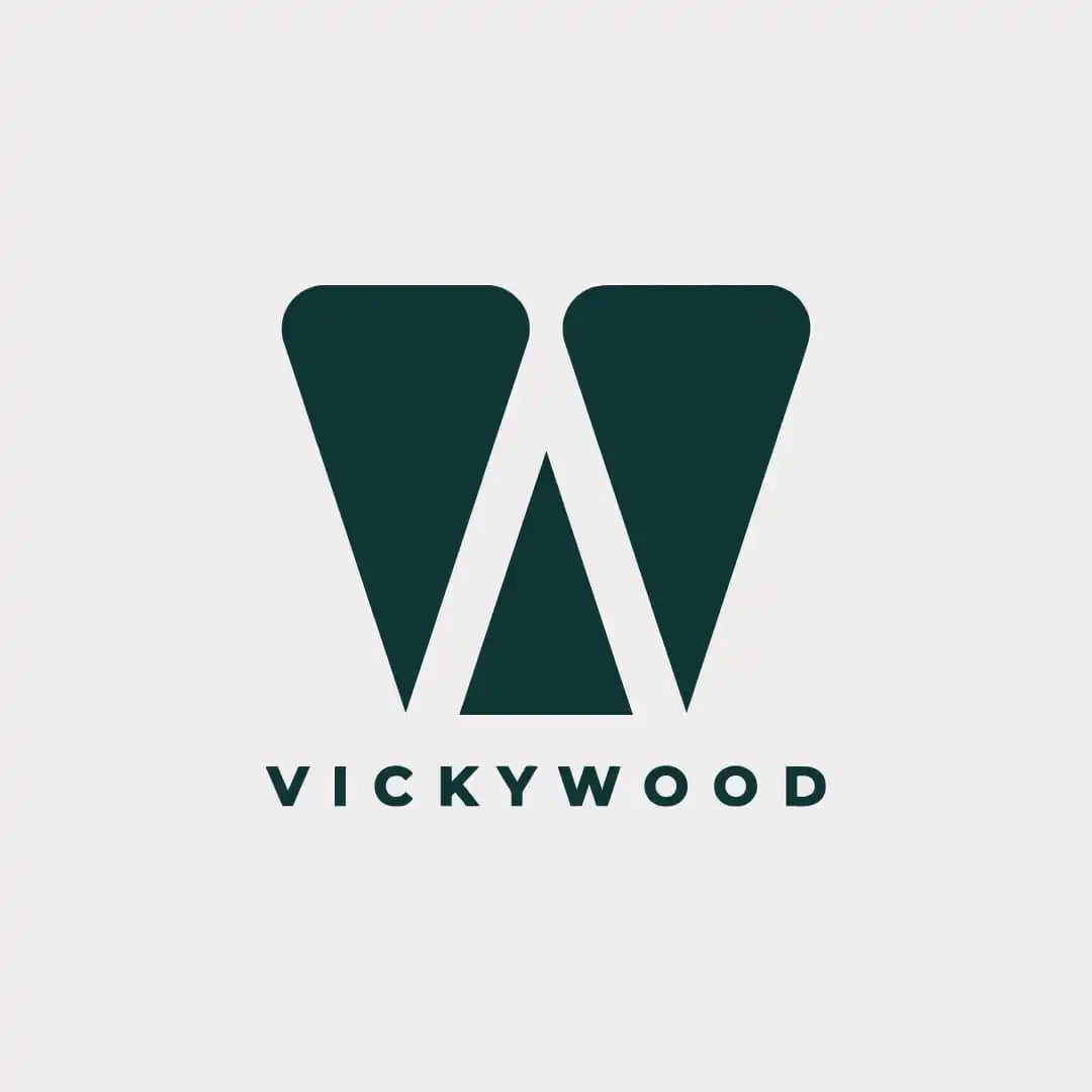 Dunkelgrünes geometrisches Logo, das dreieckige Formen kombiniert, um ein 'V' zu bilden, mit dem Text 'VICKYWOOD' darunter.
