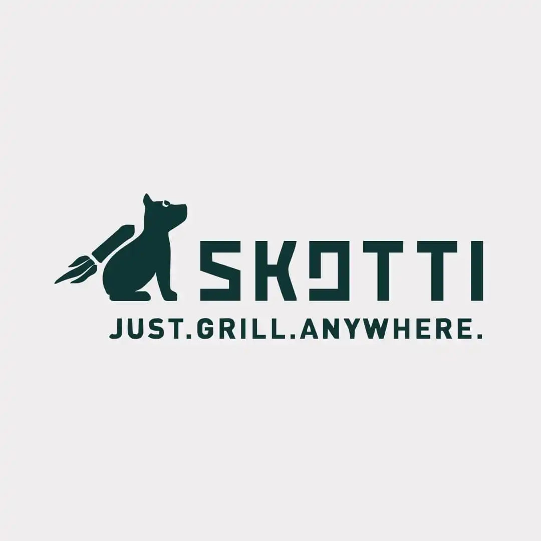 Ein dunkelgrünes Logo mit einem sitzenden Hund, der einen Raketen- oder Fackelschwanz hat, neben dem Text 'SKOTTI' und dem Slogan 'JUST.GRILL.ANYWHERE.'