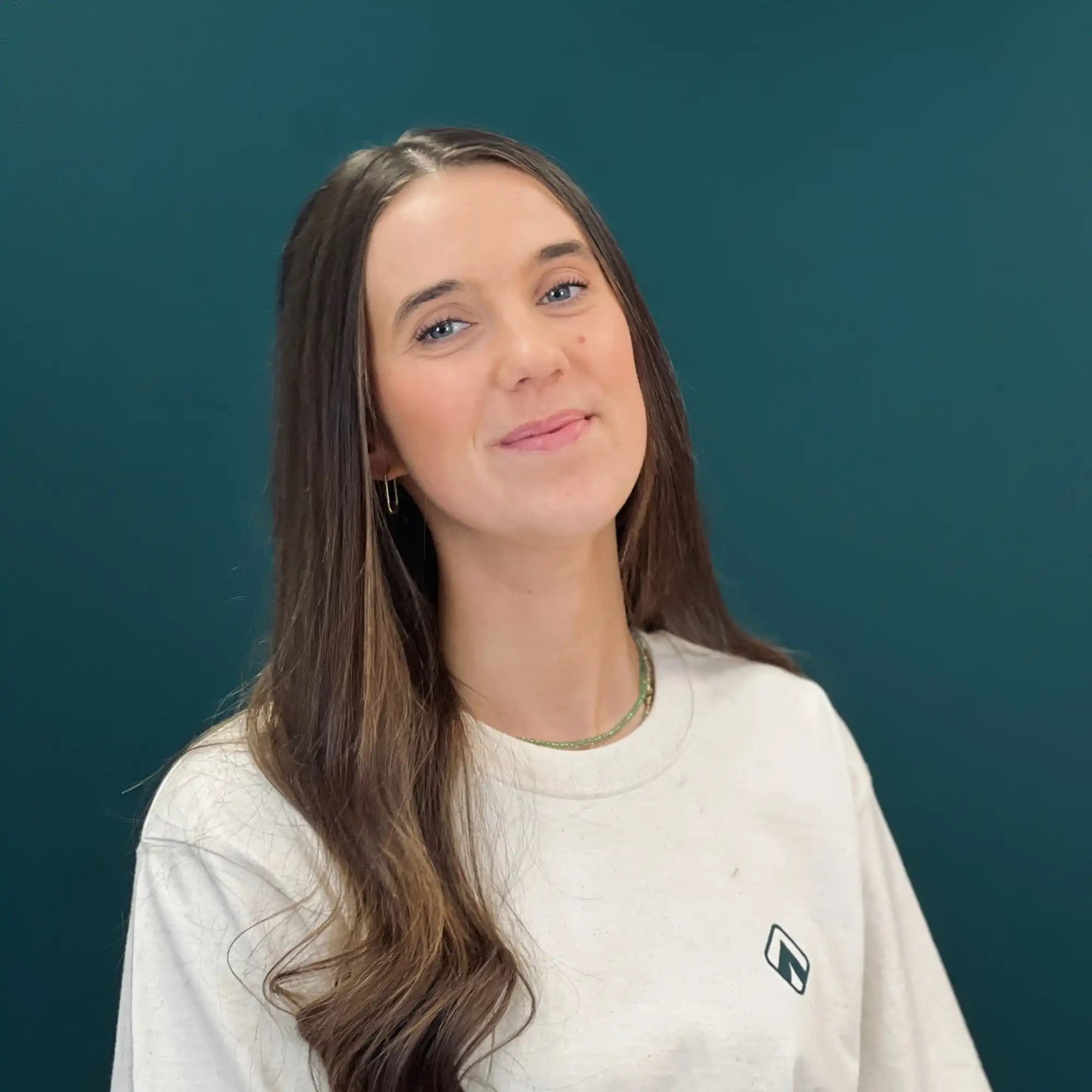 Frau mit langen braunen Haaren.