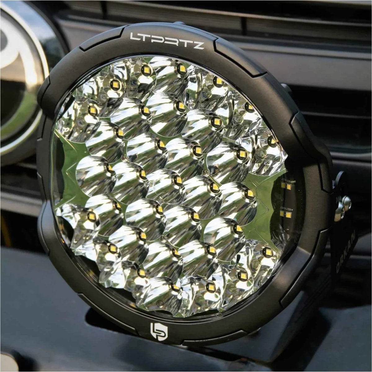 Lightpartz LED 9″ Fernscheinwerfer ORKAN 140°