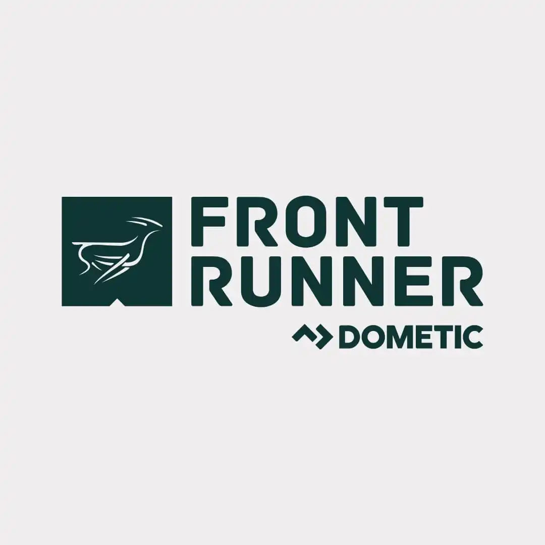 Logo mit einem stilisierten Vogel-Icon neben dem Text ‘FRONT RUNNER’ und Dometic-Branding in Grün.