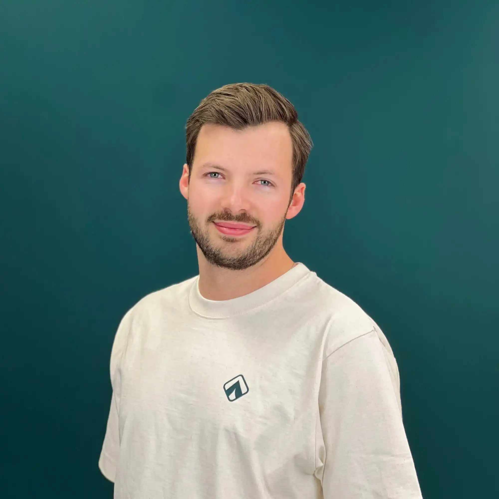 Mann in einem cremafarbenen T-Shirt.