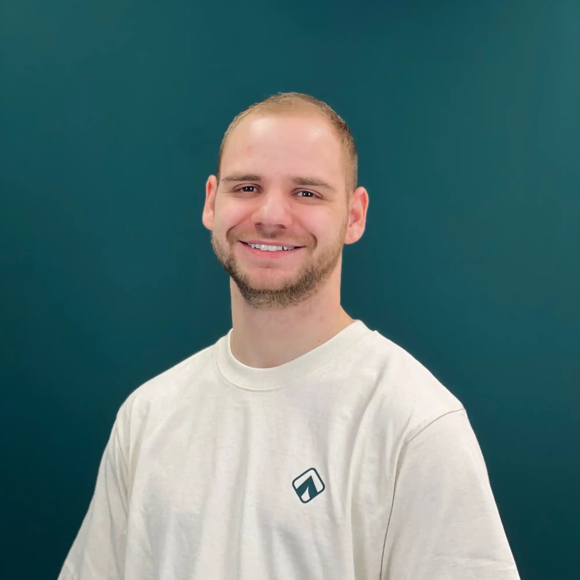 Lächelnder Mann in einem weißen T-Shirt.