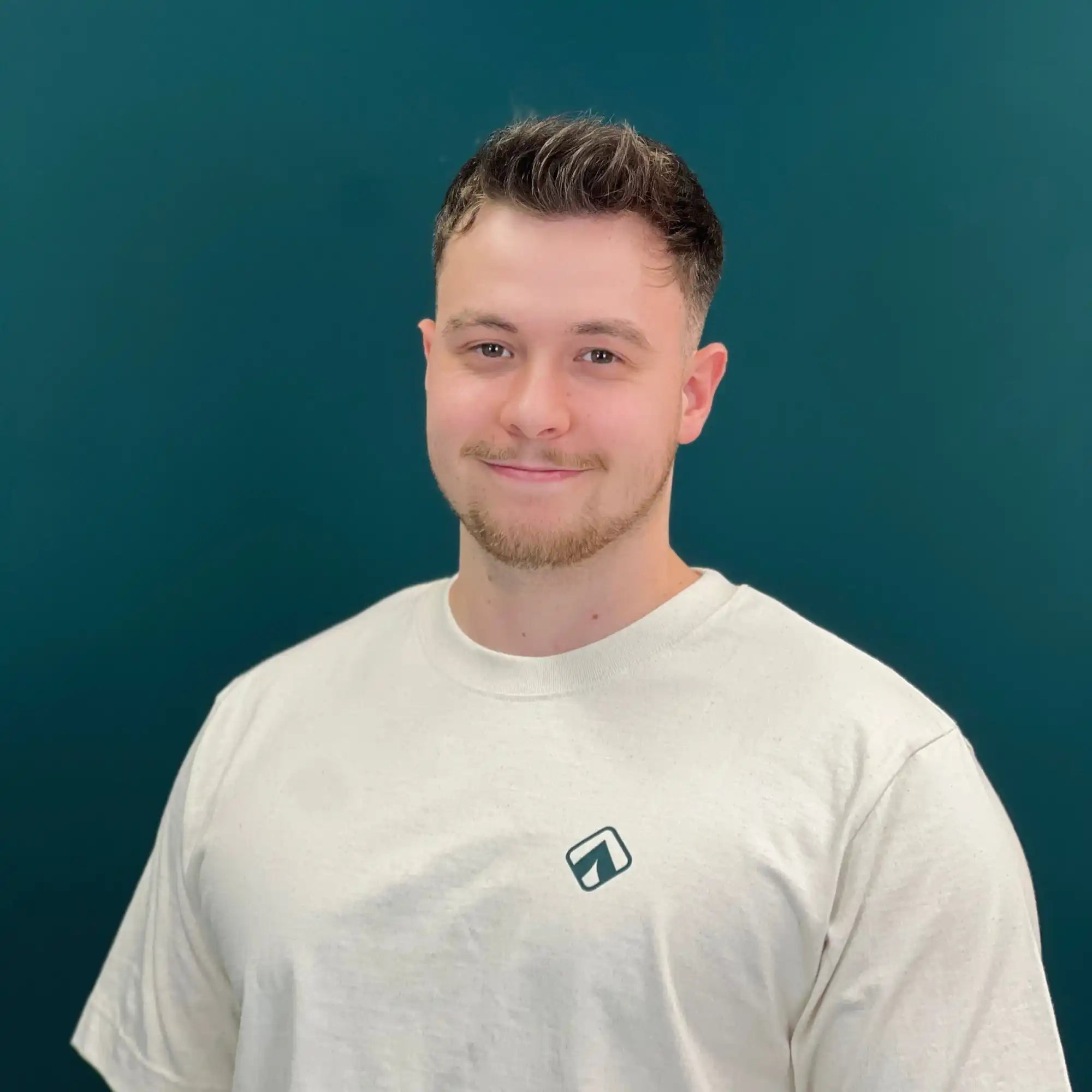 Mann in einem weißen T-Shirt.