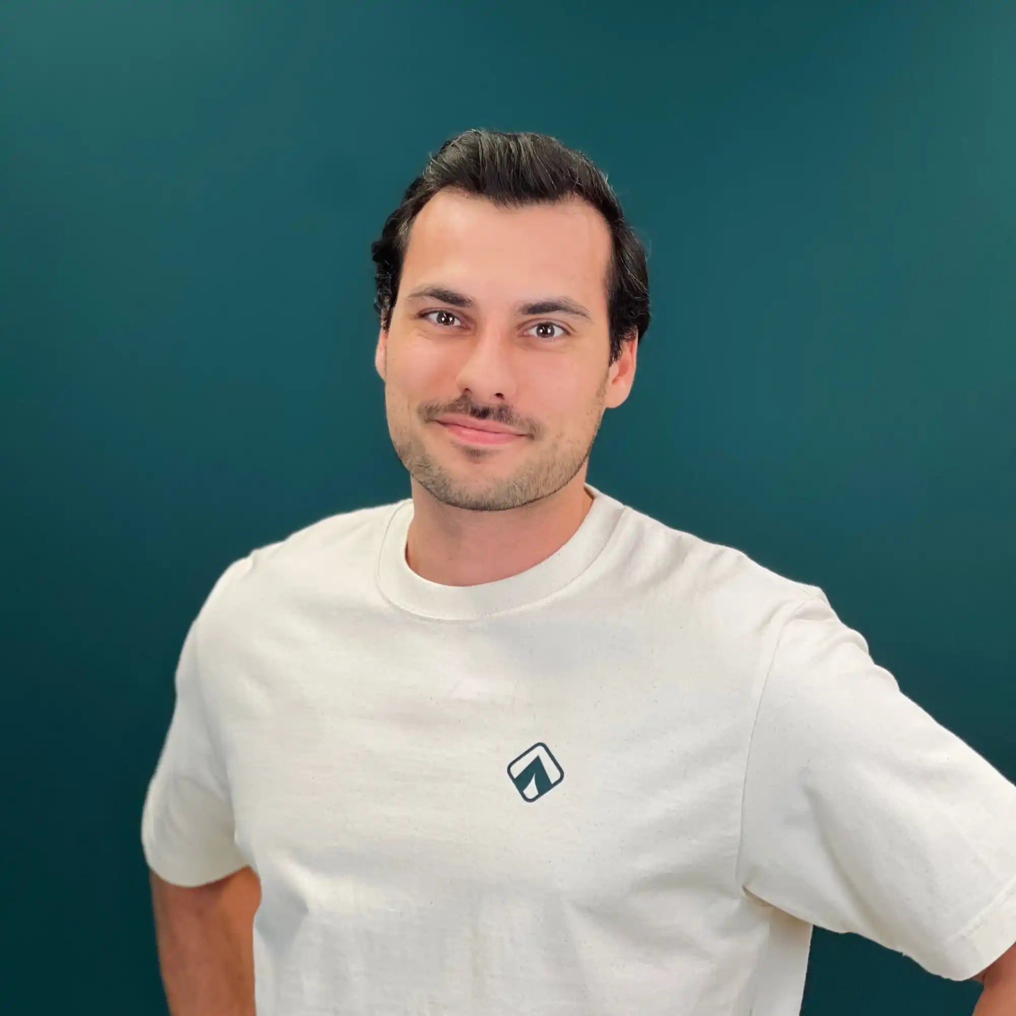 Mann in einem weißen T-Shirt.