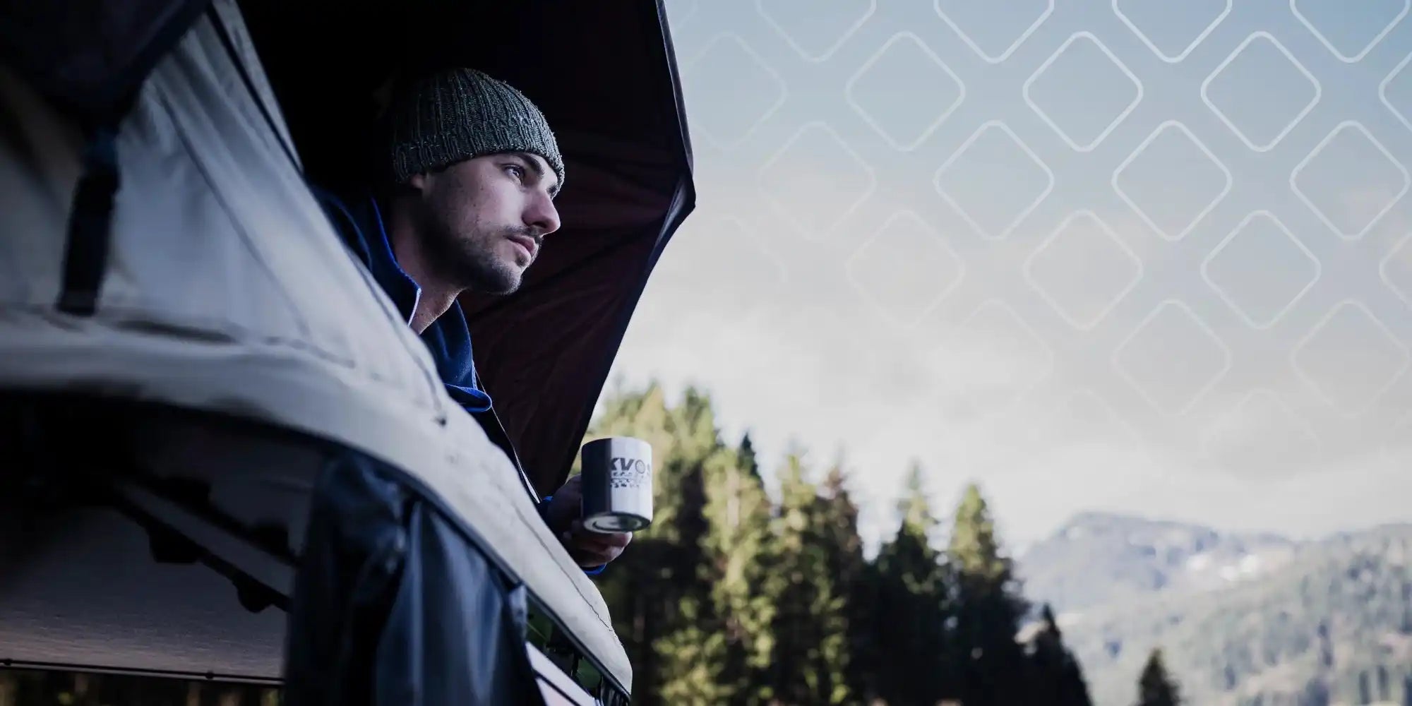 Person, die mit einer Wintermütze aus einem Fahrzeug oder Unterstand schaut.