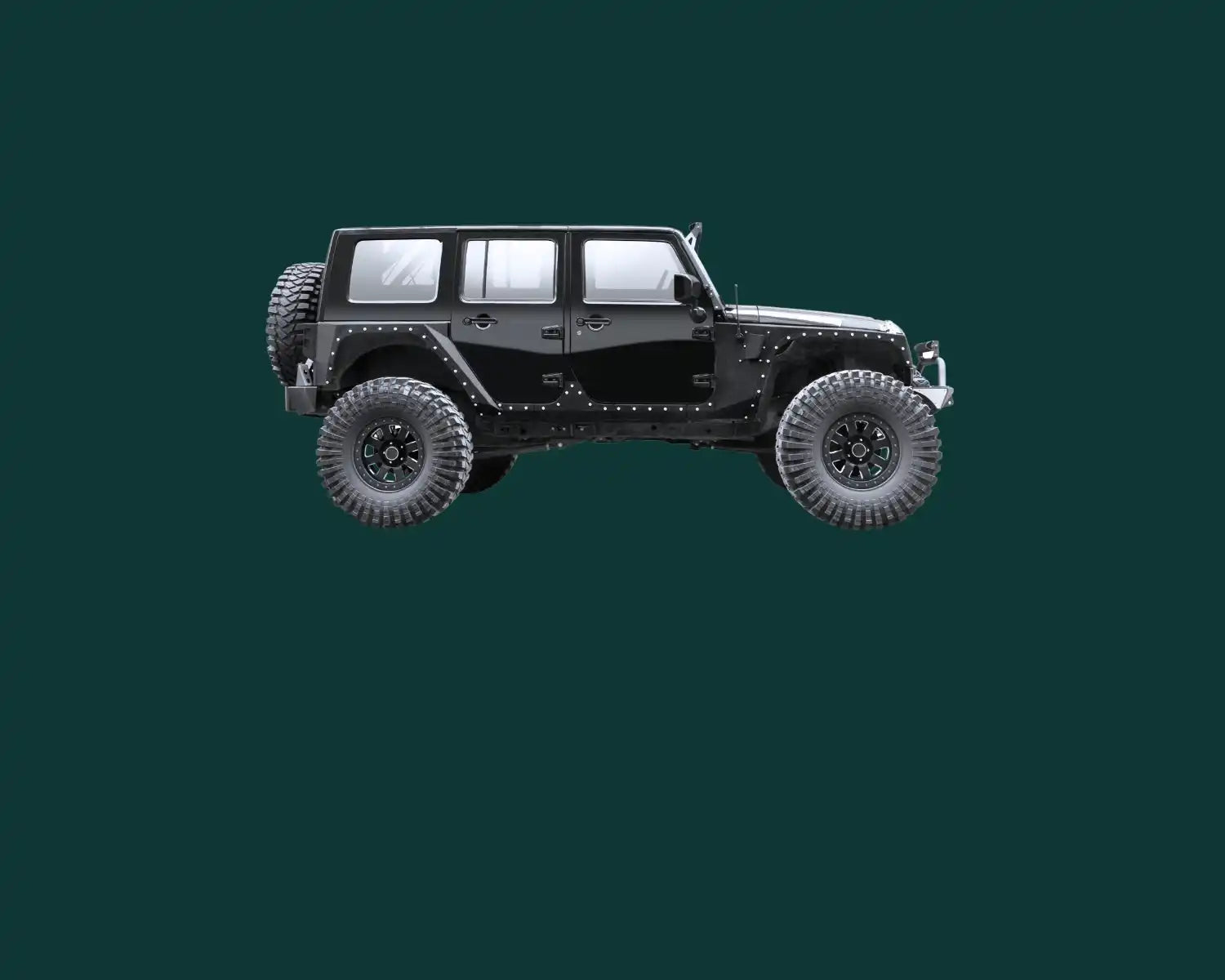 Ein schwarzer, angehobener Jeep Wrangler mit vier Türen, großen Off-Road-Reifen und RadhausschWellzungen.