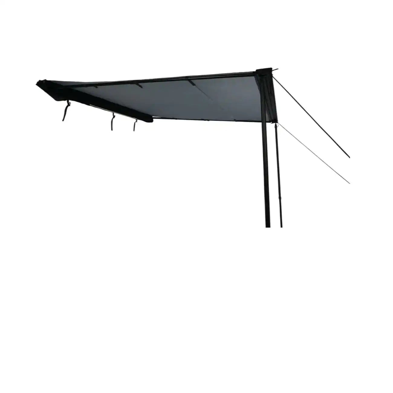 Schwarzes, dreieckiges Sonnendach, gestützt von Metallpfosten und Führungskabeln.