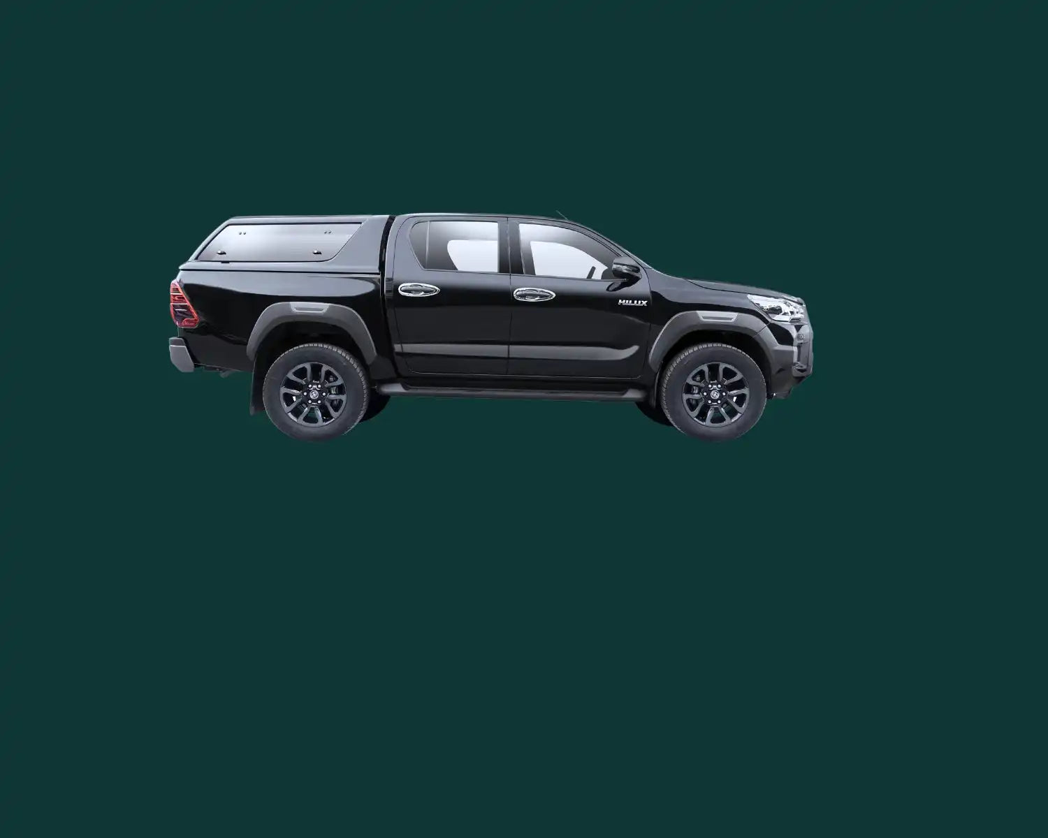 Schwarzer Toyota Hilux Pickup mit einer Abdeckplane.