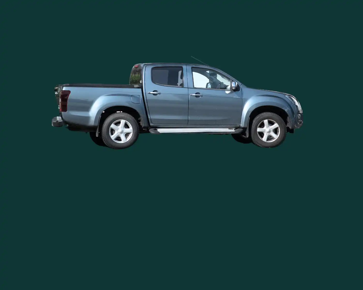 Silberner Isuzu D-Max Pickup-Truck im Seitenprofil.