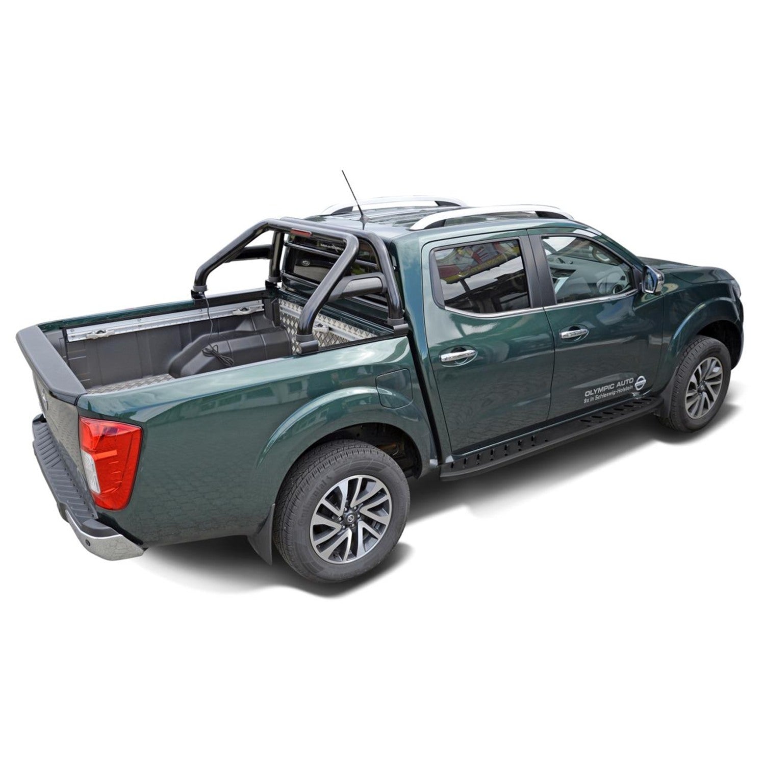 Schwarz matte Trittbretter am Nissan Navara NP300 D231 Doppelkabine – Seitenansicht