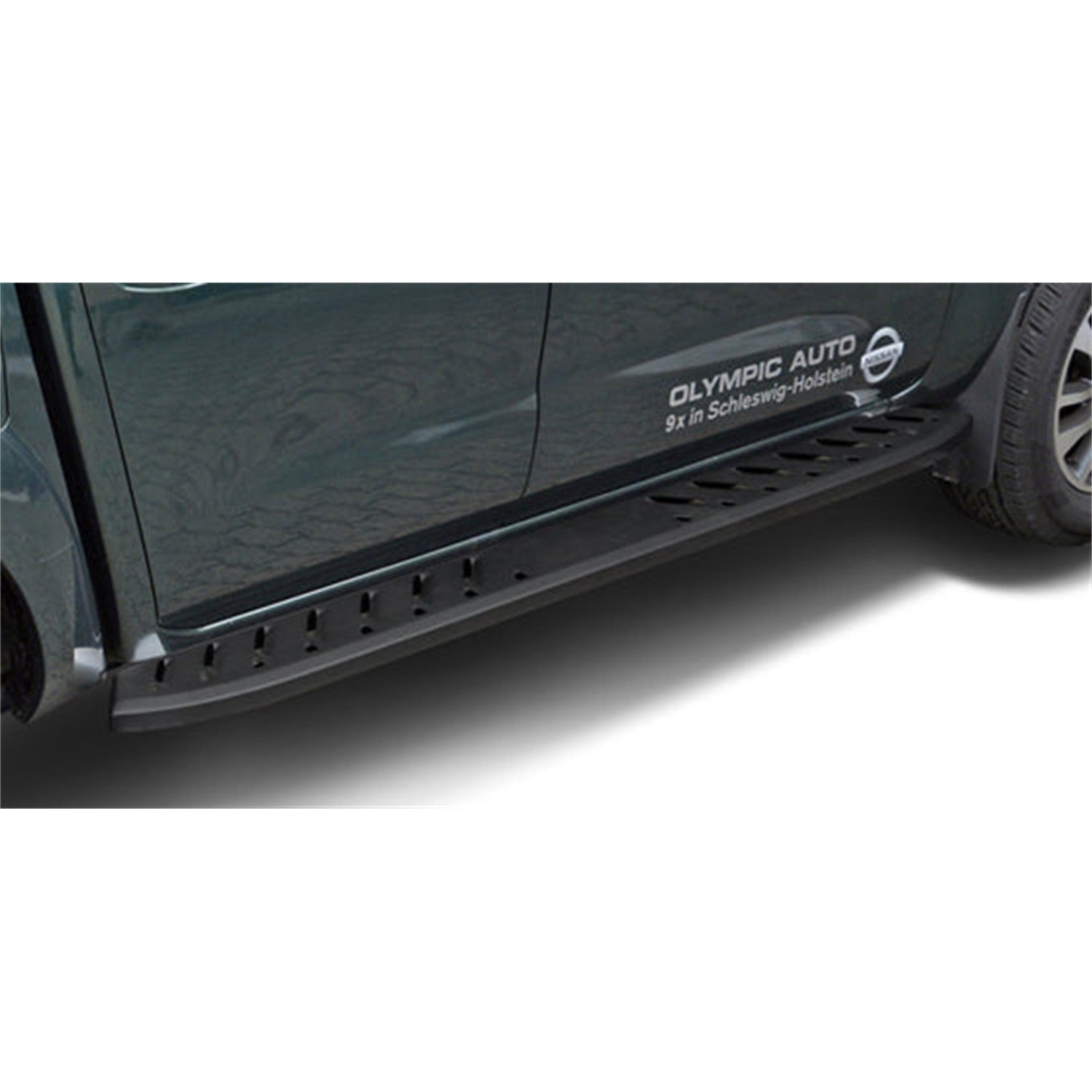 Nissan Navara NP300 mit schwarz matten Trittbrettern