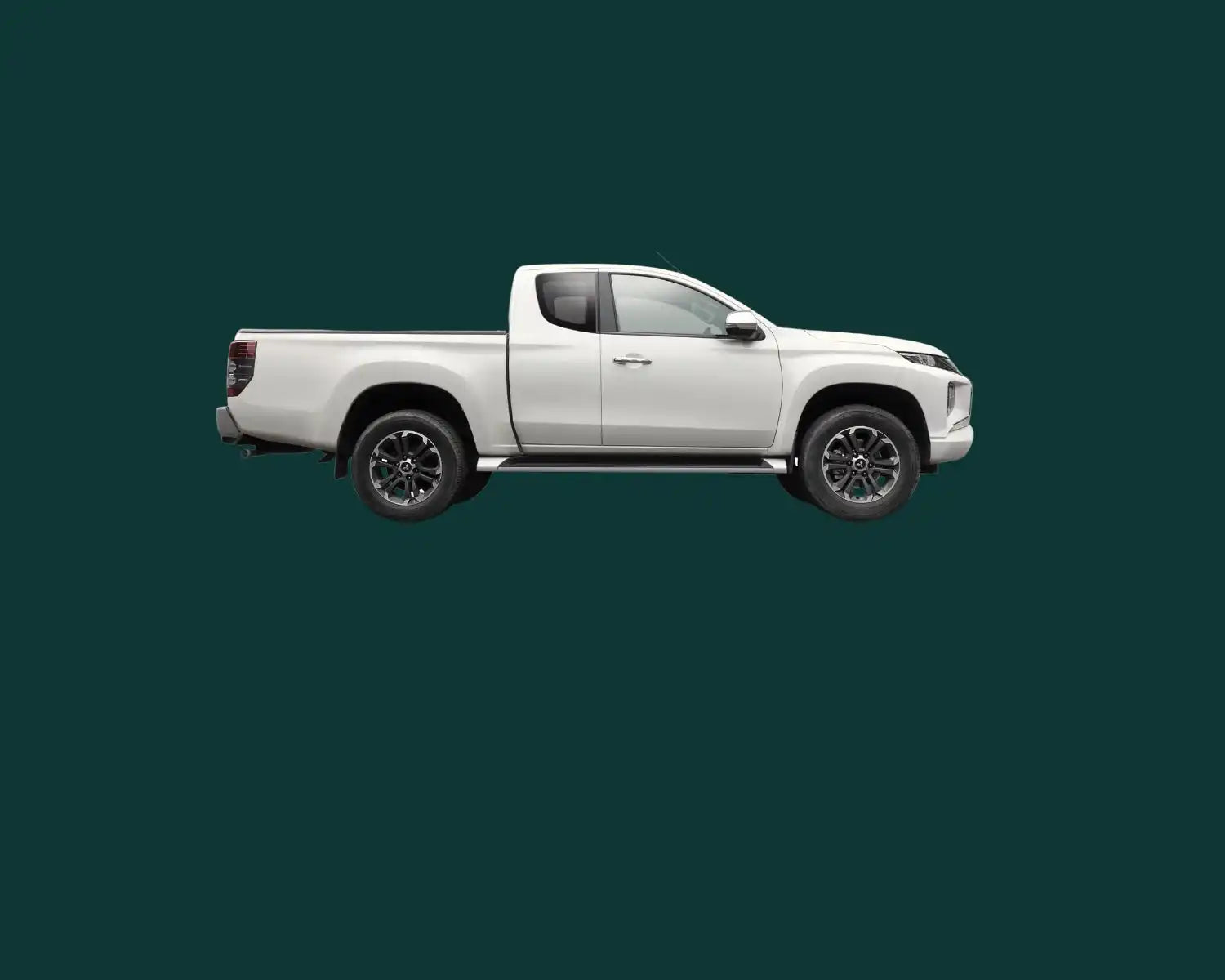 Weißer Mitsubishi Triton Pickup-Truck im Seitenansicht.