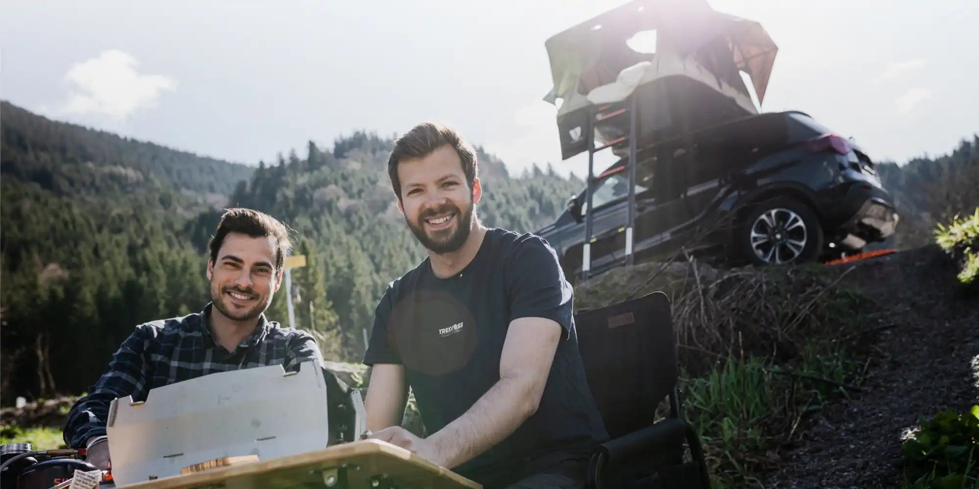 Zwei Personen im Freien mit dem, was wie Papierkram oder Dokumente aussieht.