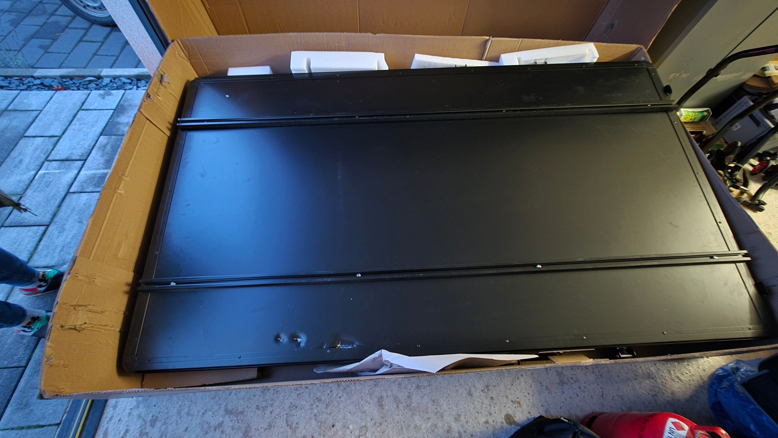 Schwarzes metallgaragentorpanel mit flachem design und sichtbaren montageschienen für dachzelt cumaru light