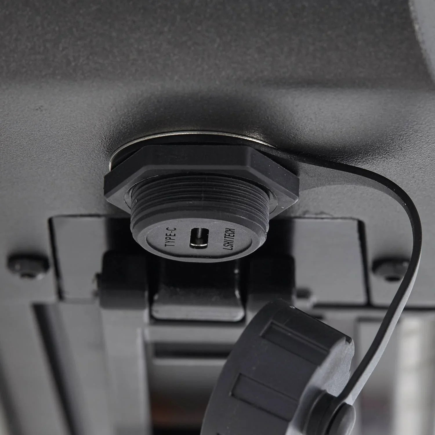 Schwarzer usb typ c anschluss mit lsni tech branding am aluminium branch automatic automatische 2m seitenmarkise gehäuse