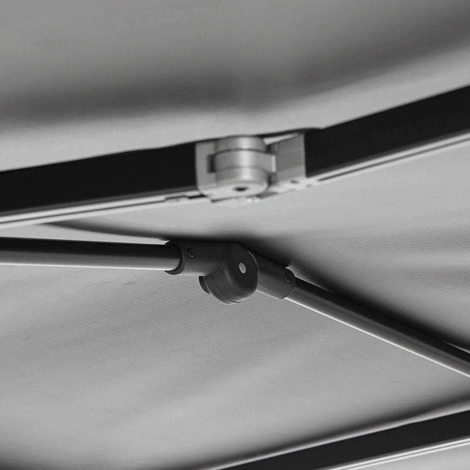 Schwarzer metallrahmen mit silberner scharnier- und gelenkmechanik der aluminium seitenmarkise branch automatic 2m grau