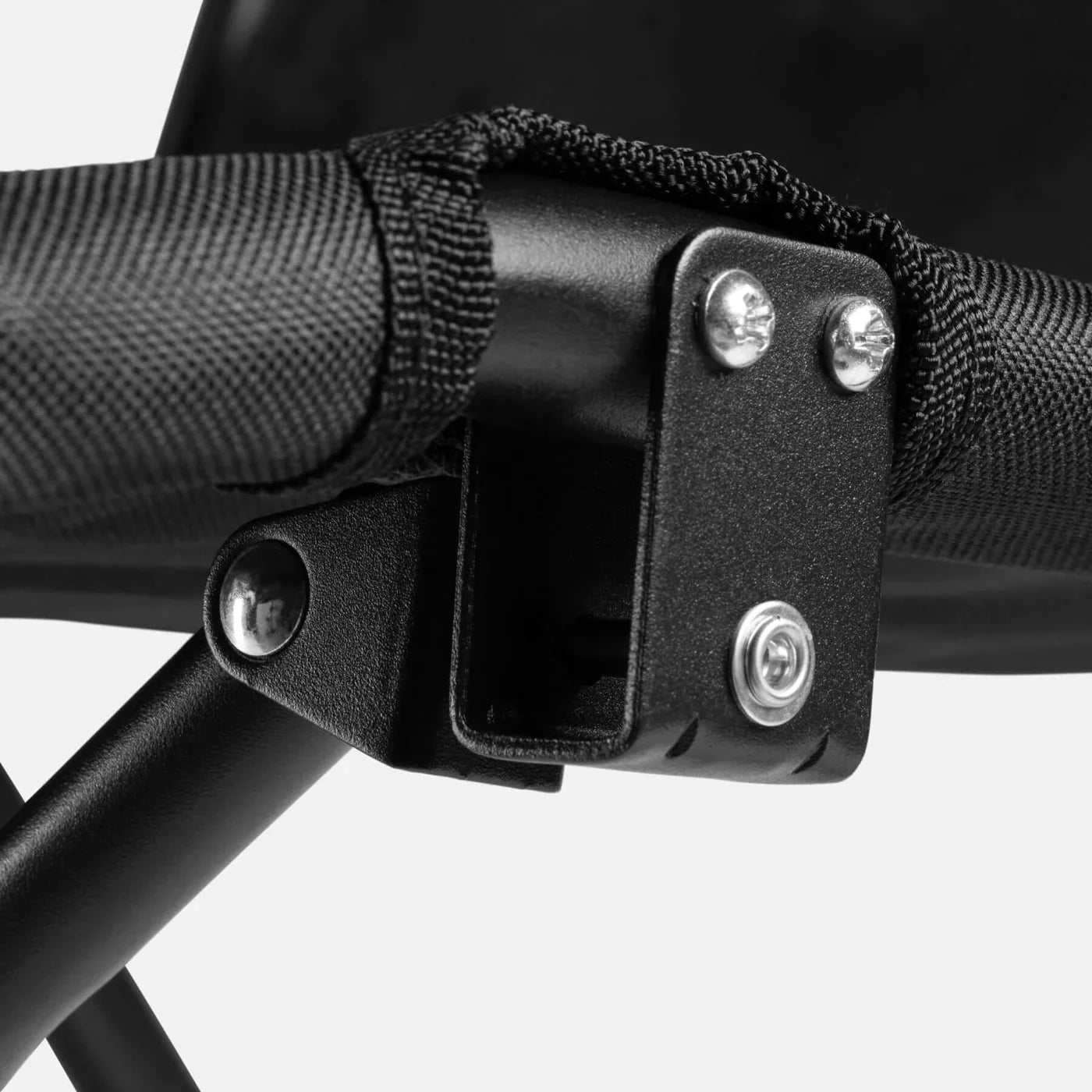 Schwarzer horntools campingstuhl recliner mit verstellbarer rückenlehne und silbernen schrauben am rückenteil