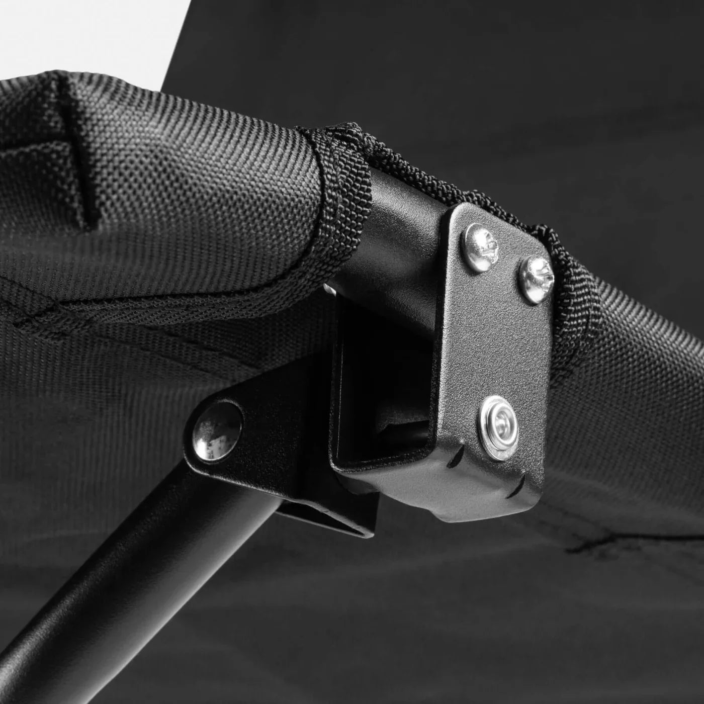 Schwarze metallhalterung mit silbernen schrauben sichert schwarzen gewebten gurt an pole des horntools campingstuhl recliner mit verstellbarer rückenlehne
