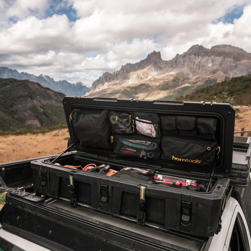 Schwarze horntools transportbox dachbox offroad 98 liter mit verstärkten ecken und innenfächern, transportbox wasserdicht