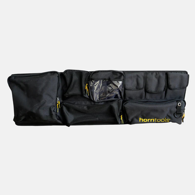 Schwarze horntools transportbox dachbox offroad 98 liter mit mehreren fächern mesh-taschen und gelben reißverschlüssen