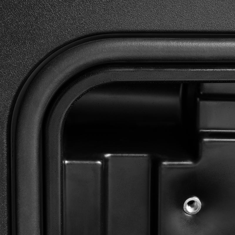 Schwarze strukturierte ecke einer horntools transportbox wasserdicht aus robustem kunststoff mit metallischer schraube
