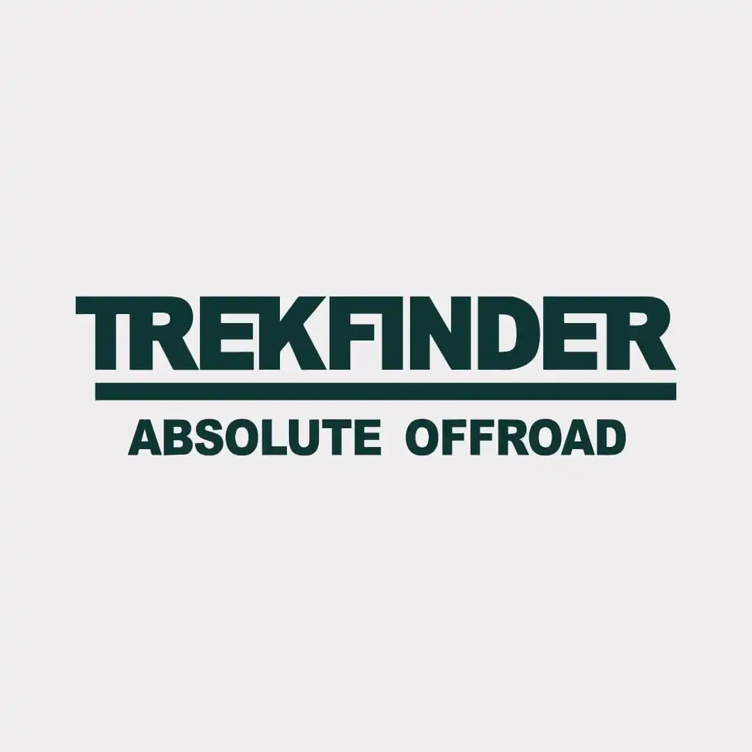 Dunkelgrünes Textlogo mit der Aufschrift ’TREKFINDER ABSOLUTE OFFROAD’ und einer Unterstreichung.
