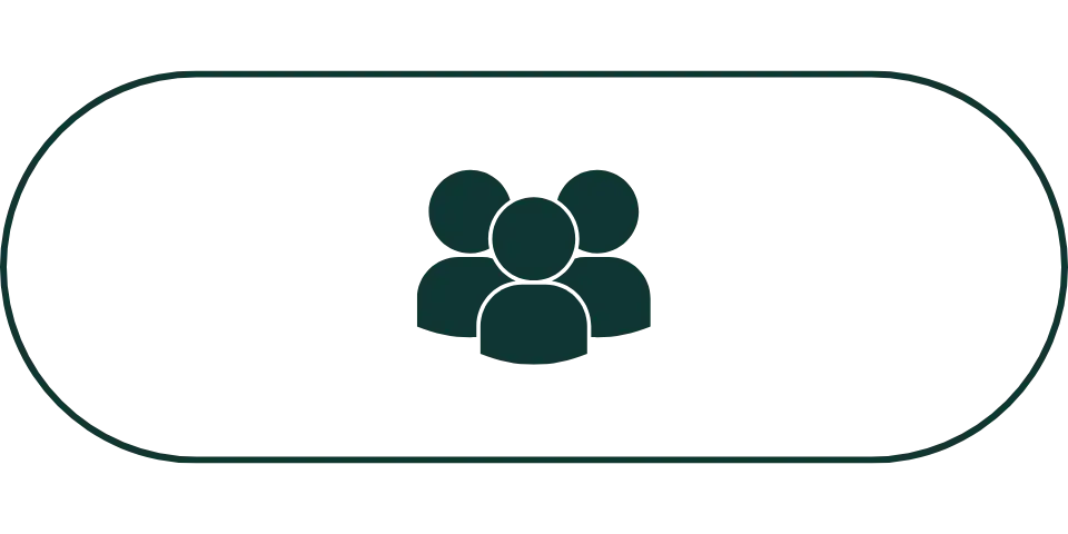 Dunkelblaues pixeliges Herz auf schwarzem Hintergrund das dunkelblaue pixelige Herz ist ein digitales Design-Element, das wahrscheinlich ein Logo oder Icon darstellt.