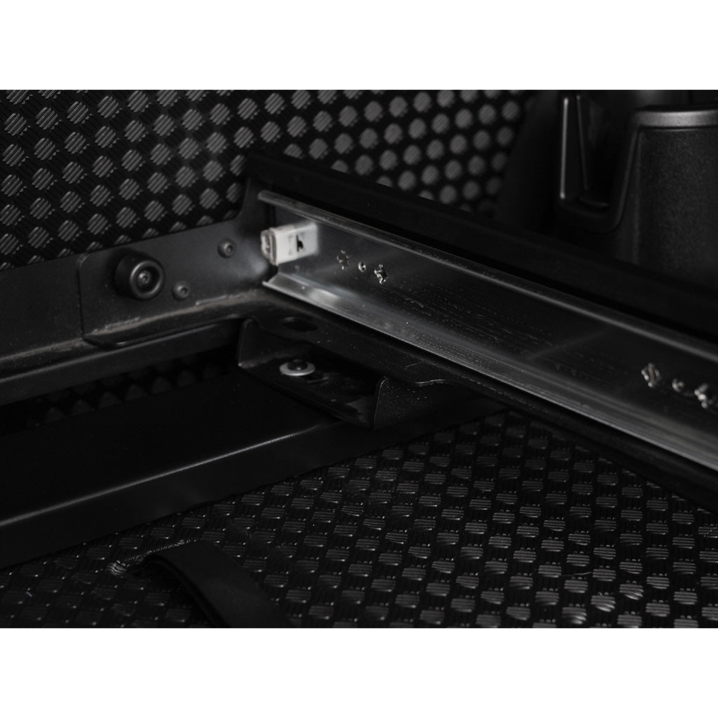 Land Rover New Defender 110 (L663) Gepäckauszug von Front