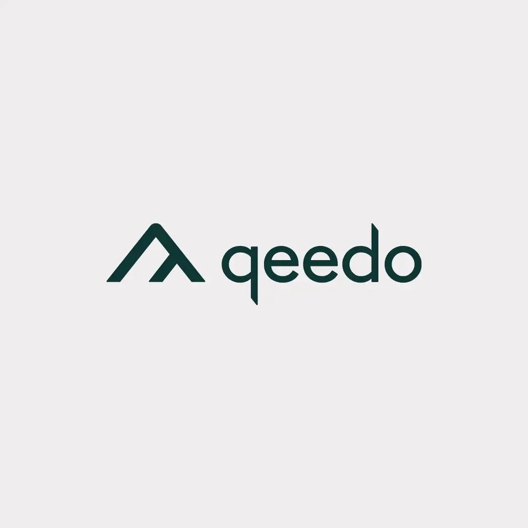 Qeedo-Logo mit grünem dreieckigem Design und schwarzem Text.